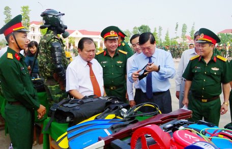 Bí thư Tỉnh ủy- Trần Văn Rón (thứ hai, bên phải) cùng lãnh đạo tỉnh tham quan mô hình học cụ phục vụ công tác huấn luyện của lực lượng vũ trang tỉnh.