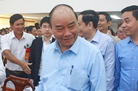 Thủ tướng Chính phủ Nguyễn Xuân Phúc bước vào hội trường chuẩn bị chủ trì hội nghị đối thoại với nông dân.