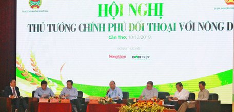 Thủ tướng Chính Phủ Nguyễn Xuân Phúc (người ngồi giữa) chủ trì hội nghị đối thoại với nông dân.