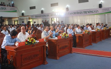 Thủ tướng Chính phủ Nguyễn Xuân Phúc (hàng trên, thứ thư, bên trái) tại buổi đối thoại với nông dân.