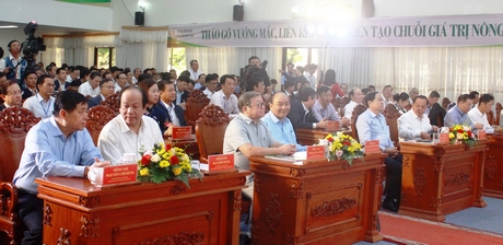 Thủ tướng Chính phủ Nguyễn Xuân Phúc chủ trì buổi đối thoại với 300 đại biểu nông dân cả nước.