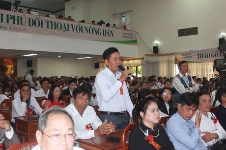 Anh Nguyễn Thanh Tân- nông dân Vĩnh Long đặt câu hỏi với Thủ tướng tại buổi đối thoại.