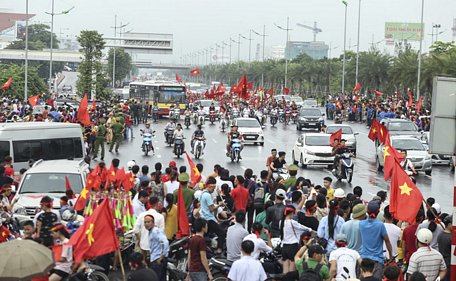 Người hâm mộ đón Đội tuyển bóng đá Việt Nam tại sân bay Nội Bài sau khi trở về từ giải Asian Cup 2019