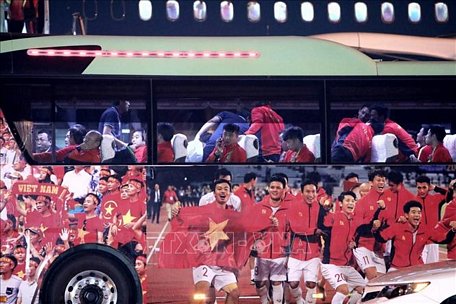 HLV Park Hang-seo ngồi ghế đầu trên chiếc xe buýt đón Đội tuyển bóng đá U22 nam Việt Nam. Ảnh: Thành Đạt/TTXVN