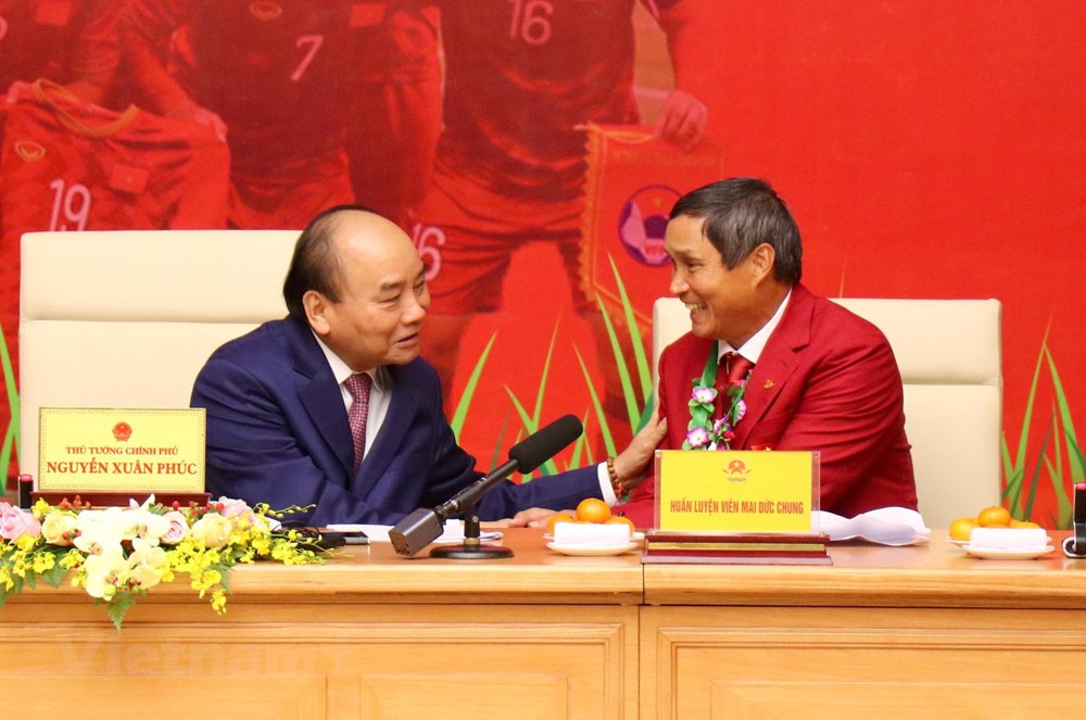  Thủ tướng Nguyễn Xuân Phúc chúc mừng HLV Mai Đức Chung. (Ảnh: Nguyên An/Vietnam+)