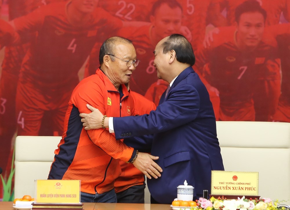Thủ tướng Nguyễn Xuân Phúc và Huấn luyện viên đội tuyển bóng đá nam Park Hang-seo. (Ảnh: Dương Giang/TTXVN)