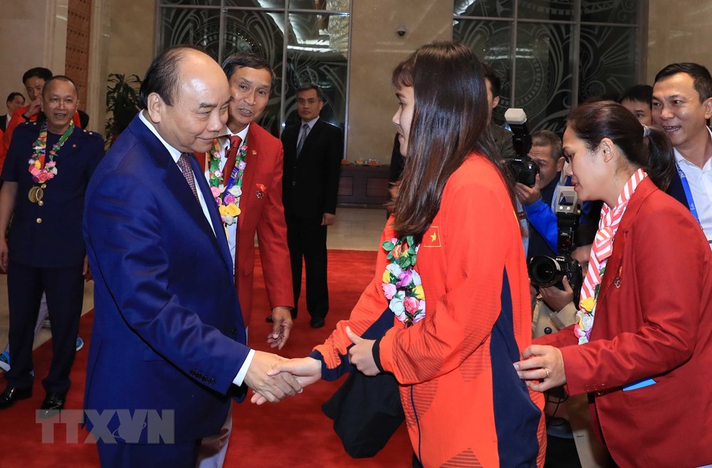 Thủ tướng Nguyễn Xuân Phúc với các nữ cầu thủ. (Ảnh: Thống Nhất/TTXVN)