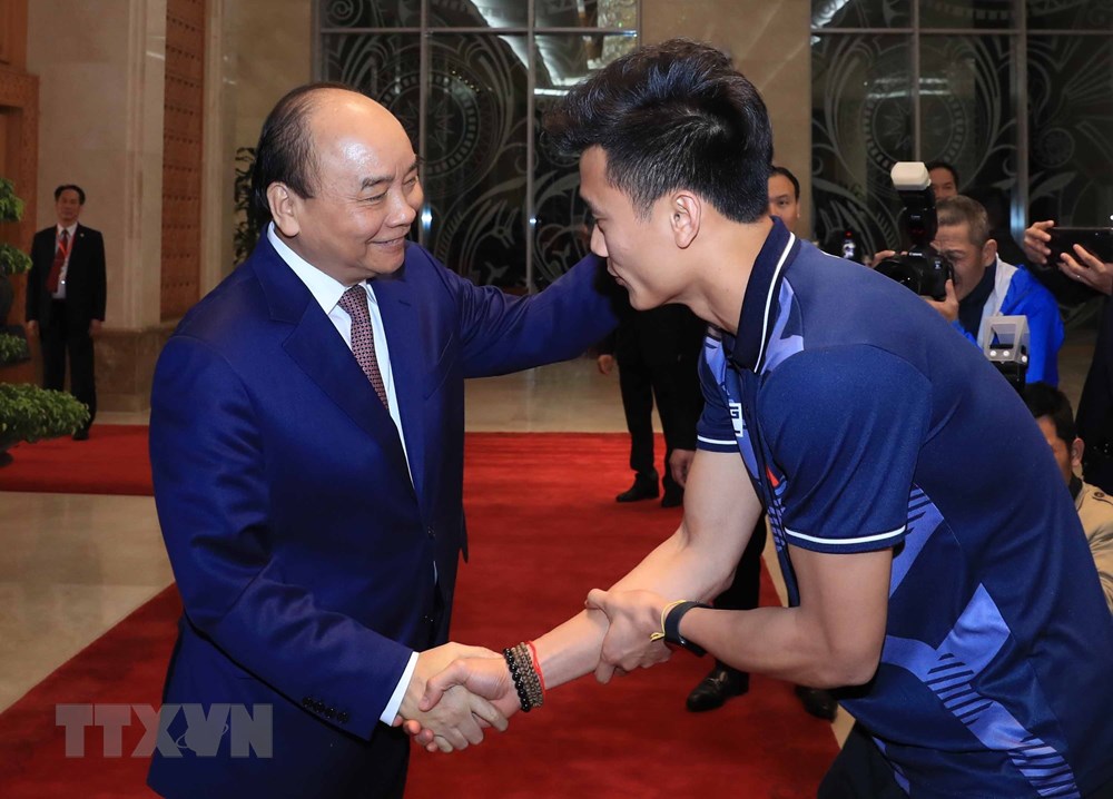 Thủ tướng Nguyễn Xuân Phúc bắt tay chúc mừng Bùi Tiến Dũng. (Ảnh: Thống Nhất/TTXVN)