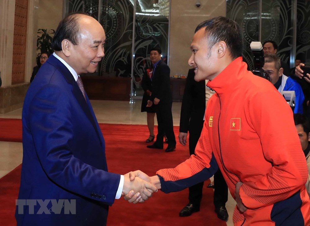 Thủ tướng Nguyễn Xuân Phúc bắt tay từng cầu thủ U22 Việt Nam. (Ảnh: Thống Nhất/TTXVN)