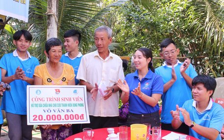 Hỗ trợ kinh phí sửa chữa nhà cho gia đình chú Võ Văn Ba (xã Trường An- TP Vĩnh Long).