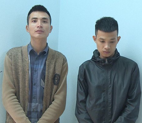 Hai nghi phạm Hoàng Văn Phong (trái) và Nguyễn Văn Cường tại cơ quan công an - Ảnh: Công an tỉnh Thanh Hóa cung cấp