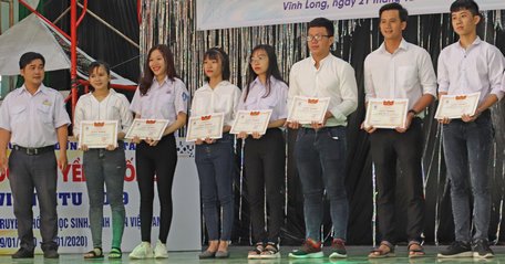    Chủ tịch Hội Sinh viên Trường ĐH Xây dựng Miền Tây- Lê Trần Khánh Phương trao giấy khen cho các “Sinh viên 5 tốt”.