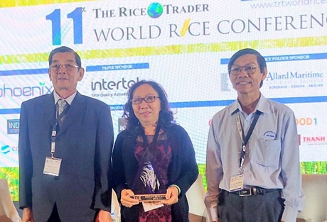 Ông Hồ Quang Cua (trái) cùng hai cộng sự nhận cúp World’s Best Rice tại Philippines.Ảnh nhân vật cung cấp
