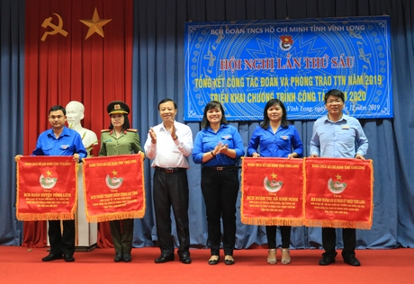 Bí thư Tỉnh Đoàn- Nguyễn Huỳnh Thu trao tặng cờ thi đua cho các tập thể dẫn đầu.