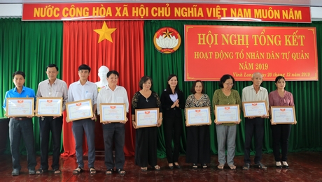 UBMTTQ Việt Nam tỉnh khen thưởng 15 tập thể và 25 cá nhân có thành tích xuất sắc trong tổ chức hoạt động của tổ nhân dân tự quản năm 2019.