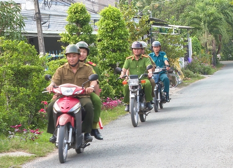 Lực lượng Công an xã Long Phước (Long Hồ) tuần tra trên đường liên ấp.