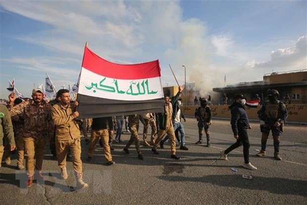 Người biểu tình rút khỏi khuôn viên Đại sứ quán Mỹ ở thủ đô Baghdad, Iraq. (Ảnh: AFP/TTXVN)