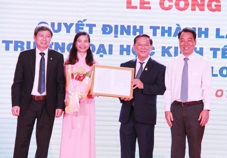 Trao quyết định thành lập Phân hiệu Trường ĐH Kinh tế TP Hồ Chí Minh tại Vĩnh Long.