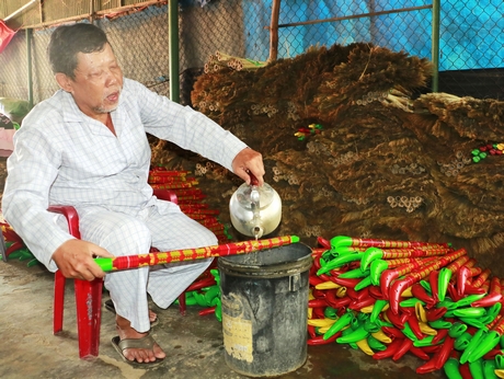 Ông Nguyễn Ngọc Ẩn được xem là người tiên phong đưa chổi Cồn Nhỏ tiêu thụ ở thị trường nước ngoài.