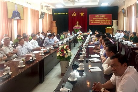 Tại điểm cầu Vĩnh Long, đồng chí Trần Văn Rón- Ủy viên BCH Trung ương Đảng, Bí thư Tỉnh ủy chủ trì hội nghị