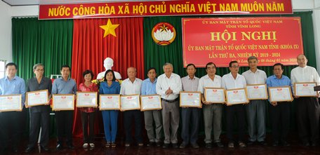 Chủ tịch UBMTTQ Việt Nam tỉnh Vĩnh Long Lê Quang Đạo tặng bằng khen cho các tập thể, cá nhân có thành tích xuất sắc, tiêu biểu.