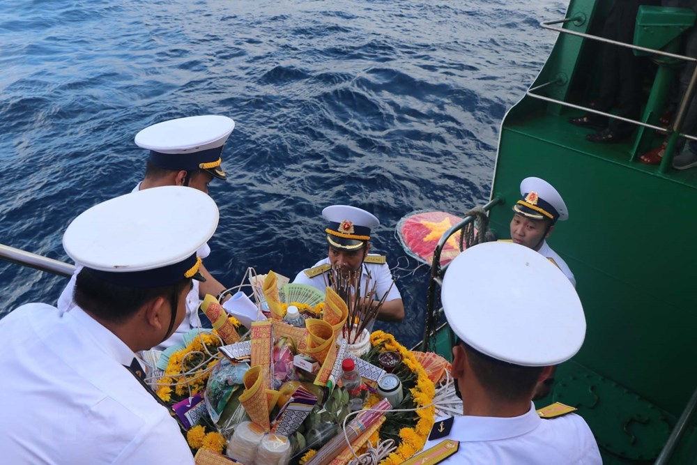  Thả vòng hoa và hoa đăng xuống biển tưởng niệm các liệt sỹ đã anh dũng hy sinh tại quần đảo Trường Sa. (Ảnh: Nguyễn Văn Nhật/TTXVN)