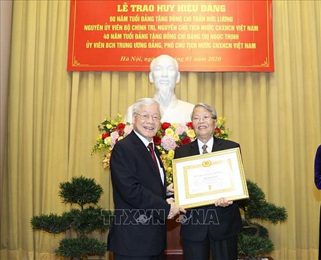 Tổng Bí thư, Chủ tịch nước Nguyễn Phú Trọng trao Huy hiệu 60 năm tuổi Đảng tặng đồng chí Trần Đức Lương. Ảnh: Trí Dũng/TTXVN