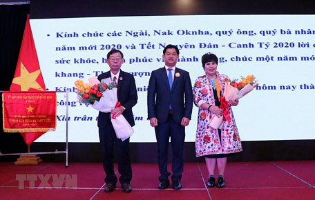 Ông Sok Dareth, Tổng lãnh sự Campuchia tại Thành phố Hồ Chí Minh (giữa) tặng hoa chúc mừng ông Trương Minh Nhựt, Chủ tịch và bà Lê Thị Giàu, Phó Chủ tịch Hội hữu nghị Việt Nam Campuchia Thành phố Hồ Chí Minh. (Ảnh: Xuân Khu/TTXVN)