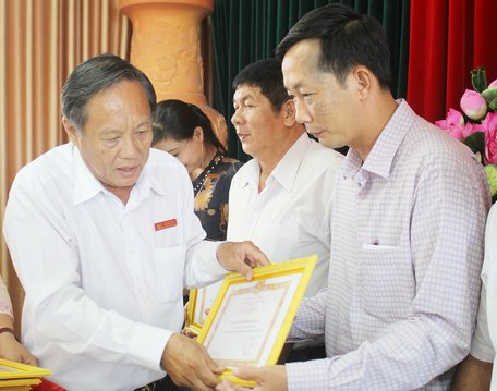 Đồng chí Nguyễn Bách Khoa- Ủy viên Thường vụ Tỉnh ủy, Trưởng Ban Tuyên giáo Tỉnh ủy tặng giấy khen cho các tập thể xuất sắc.