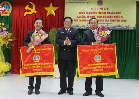 Thẩm phán TAND tối cao Tống Anh Hào- nguyên Phó Chánh án TAND tối cao trao cờ thi đua cho các đơn vị hoàn thành xuất sắc nhiệm vụ.