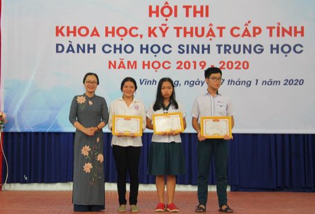 Bà Nguyễn Thị Quyên Thanh- Tỉnh ủy viên, Giám đốc Sở GD- ĐT trao giải nhất và nhì cho các  học sinh có dự án xuất sắc.