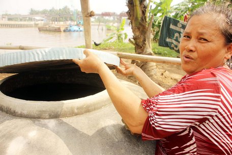 Xâm nhập mặn lịch sử đã chính thức quay lại. Trong ảnh: Người dân ở xã Trung Thành Đông (Vũng Liêm) phải tận dụng nước mưa vì nguồn nước máy đã nhiễm mặn.