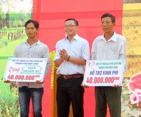 Hội Từ thiện Cà phê Suối Mơ (TP Vĩnh Long) hỗ trợ kinh phí xây dựng công trình an sinh xã hội địa phương.