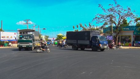 Các phương tiện lưu thông hỗn loạn tại khu vực gần phà Đình Khao.