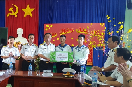 Đại tá Đặng Mạnh Hùng (thứ ba từ trái sang) tặng quà cho cán bộ, chiến sĩ Trạm Rađa 590