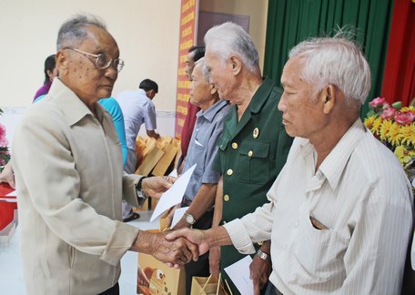 Đồng chí Nguyễn Ký Ức- nguyên Bí thư Tỉnh ủy Cửu Long trao quà đến các hộ gia đình. 