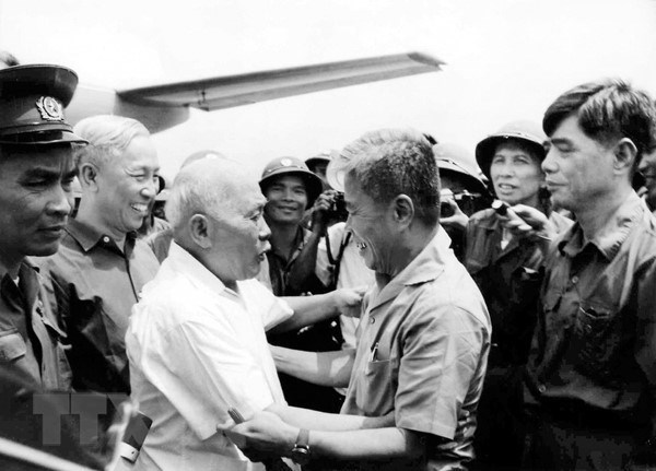  Các đồng chí lãnh đạo Trung ương Cục và quân dân miền Nam đón Chủ tịch nước Tôn Đức Thắng vào dự Lễ mừng chiến thắng tại Sài Gòn, ngày 13/5/1975. (Ảnh: Tư liệu TTXVN)