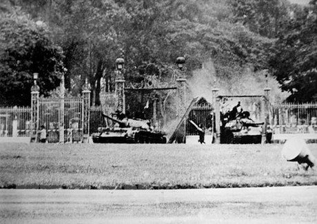  Chiếc xe tăng số hiệu 390 (giữa) thuộc Đại đội 4, Lữ đoàn tăng thiết giáp 203, Quân đoàn 2 - chiếc xe đầu tiên húc đổ cánh cổng Dinh Độc Lập lúc 11 giờ 30 phút ngày 30/4/1975. (Ảnh: Francoise Demulder/TTXVN phát)