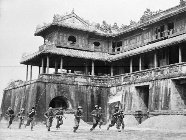   Bộ đội giải phóng tiến vào cửa Ngọ Môn (Huế) sáng 26/3/1975 trong Chiến dịch Huế-Đà Nẵng. Thừa Thiên-Huế được hoàn toàn giải phóng. (Ảnh: Tư liệu TTXVN)