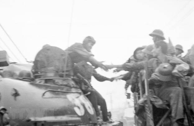  Bộ binh và xe tăng tiến vào giải phóng Đà Nẵng trong Chiến dịch Huế-Đà Nẵng. (Ảnh: Hoàng Giang/TTXVN)