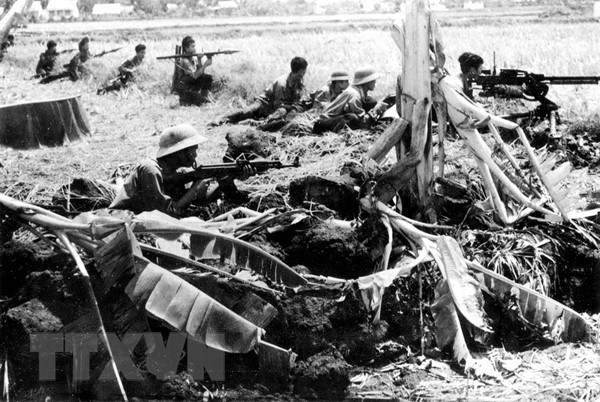  Sư đoàn 5 chặn đánh địch trên Quốc lộ 4 Bến Lức-Long An, mở đường cho quân ta tiến vào giải phóng Sài Gòn, ngày 29/4/1975. (Ảnh: Tư liệu/TTXVN phát)