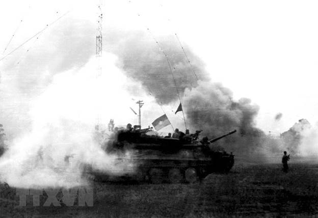  Các đơn vị bộ binh và xe tăng thần tốc tiến về giải phóng Xuân Lộc, đập tan cánh cửa thép - cửa ngõ phía Đông Sài Gòn, làm rung chuyển cả hệ thống phòng thủ của địch trong Chiến dịch Hồ Chí Minh. (Ảnh: Tư liệu/TTXVN phát)