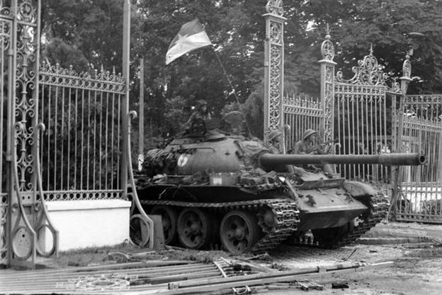  Xe tăng quân Giải phóng tiến vào Dinh Độc Lập trưa 30/4/1975, ghi dấu mốc lịch sử kết thúc cuộc kháng chiến chống Mỹ cứu nước, thống nhất hoàn toàn đất nước. (Ảnh: Trần Mai Hưởng/TTXVN)