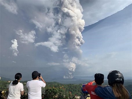  Núi lửa Taal nhả khói và phun tro bụi ngày 12/1/2020. (Ảnh: AFP/TTXVN)