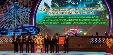 Ông Uông Chu Lưu, Phó Chủ tịch Quốc hội đã trao Nghị quyết 837/NQ-UBTVQH14 của Ủy ban Thường vụ Quốc hội về việc sắp xếp đơn vị hành chính cấp huyện, cấp xã thuộc tỉnh Quảng Ninh cho tập thể lãnh đạo tỉnh Quảng Ninh.