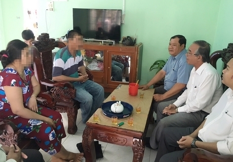Phó Giám đốc Sở GD- ĐT Phạm Văn Hồng tổ chức đoàn đến thăm hỏi, động viên gia đình và nắm thêm tình hình.
