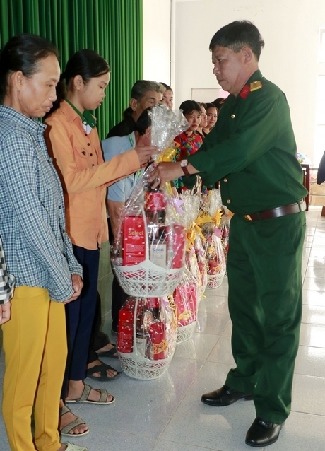 Đại tá Nguyễn Việt Trung- Phó Chính ủy Bộ Chỉ huy Quân sự tỉnh- trao tận tay các phần quà tết cho những gia đình có hoàn cảnh khó khăn. 