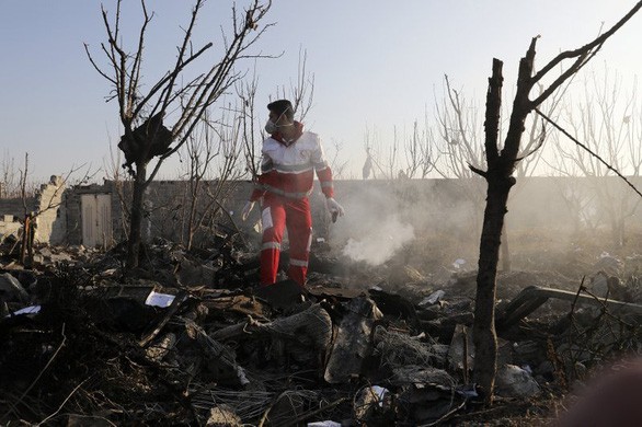 Hiện trường máy bay Ukraine International Airlines rơi do trúng tên lửa Iran ngày 8/1 - Ảnh: AP