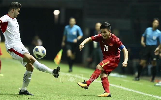  Quang Hải (U23 Việt Nam) tạt bóng vào vòng cấm địa U23 Jordan trong trận tối 13/1 trên sân vận động Buriram (Thái Lan). Ảnh: Hoàng Linh/TTXVN