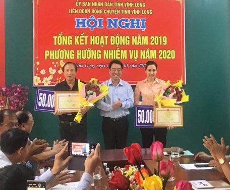 Chủ tịch UBND tỉnh- Lữ Quang Ngời khen thưởng ĐT bóng chuyền nam, nữ.